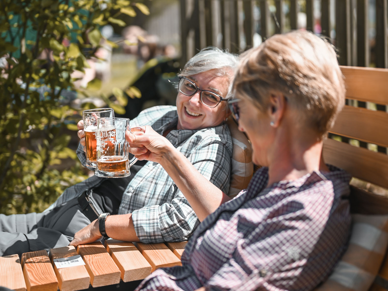 WanderBar - zwei Damen trinken ein Bier
