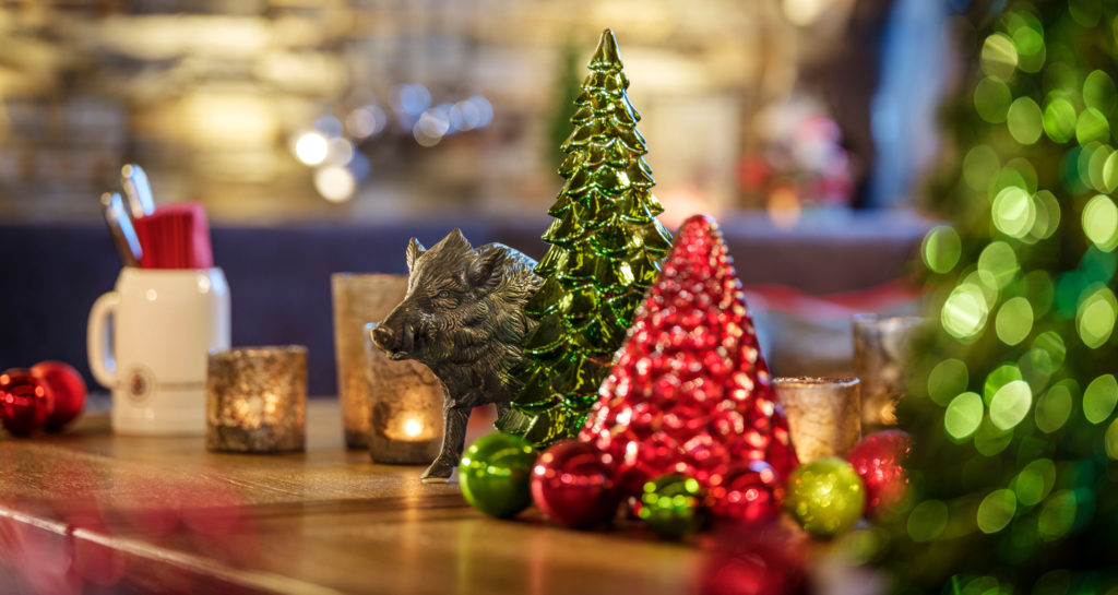 Weihnachtlich geschmückter Tisch im Romantik Landhotel Knippschild